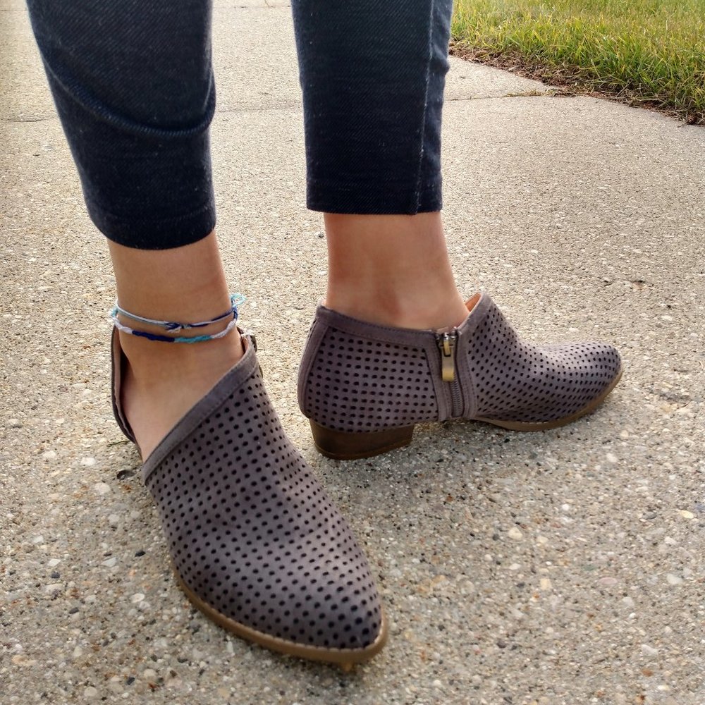 AMS Glory-8 Cutout Flats